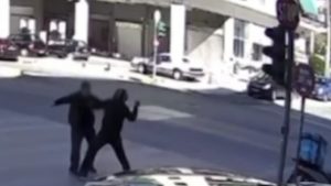 Κάτω Πατήσια: Απίστευτος καβγάς μεταξύ οδηγών – Βγήκαν μαχαίρια για την προτεραιότητα (βίντεο)