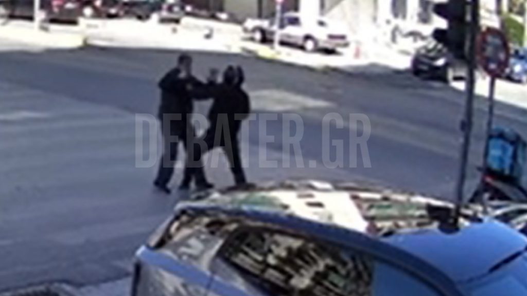 Καρέ-καρέ ο άγριος καβγάς μεταξύ οδηγών στην Αχαρνών, βγήκε και μαχαίρι – “Πήγες να με σκοτώσεις” (βίντεο)