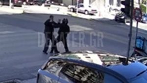 Καρέ-καρέ ο άγριος καβγάς μεταξύ οδηγών στην Αχαρνών, βγήκε και μαχαίρι – “Πήγες να με σκοτώσεις” (βίντεο)