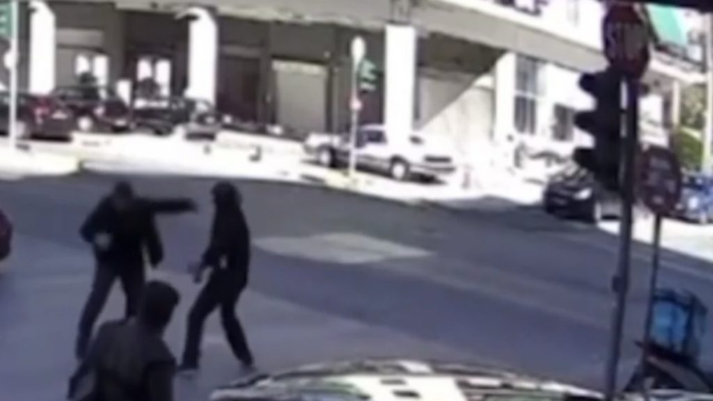 Καρέ-καρέ ο άγριος καβγάς μεταξύ οδηγών στην Αχαρνών, βγήκε και μαχαίρι – “Πήγες να με σκοτώσεις” (βίντεο)