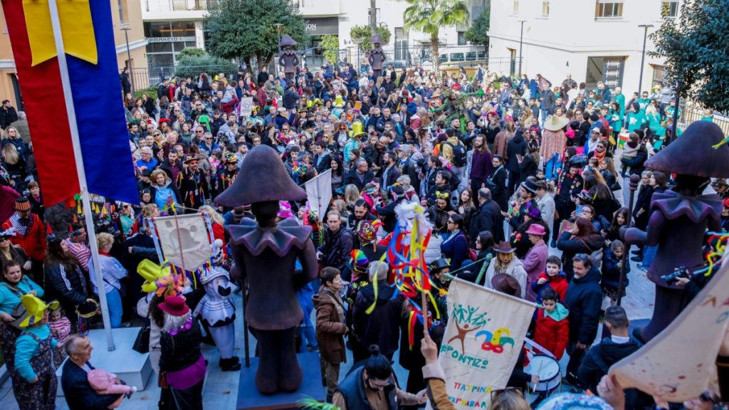 Κορυφώνονται οι καρναβαλικές εκδηλώσεις στην Πάτρα – 50.000 καρναβαλιστές στις δύο μεγάλες παρελάσεις