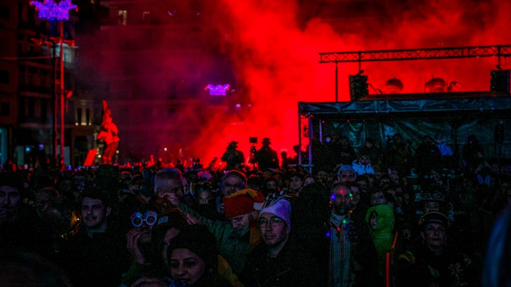 Πάτρα: Σήμερα η μεγάλη παρέλαση των αρμάτων με τη συμμετοχή 50.000 καρναβαλιστών – Στις 21:00 η καύση του βασιλιά καρνάβαλου