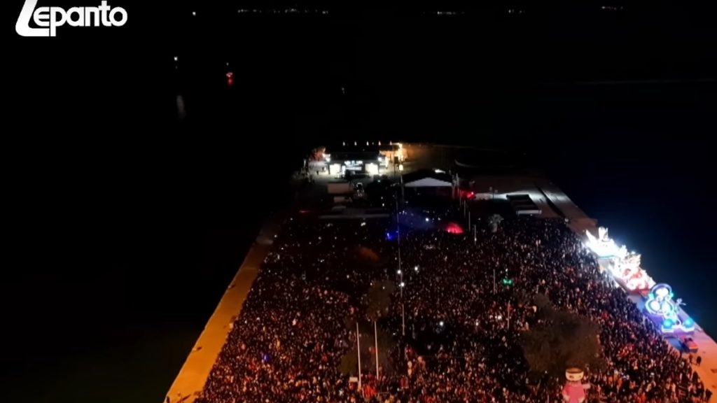 Μεγάλη παρέλαση στην Πάτρα: 50.000 καρναβαλιστές στους δρόμους της πόλης – Live η καύση του βασιλιά Καρνάβαλου