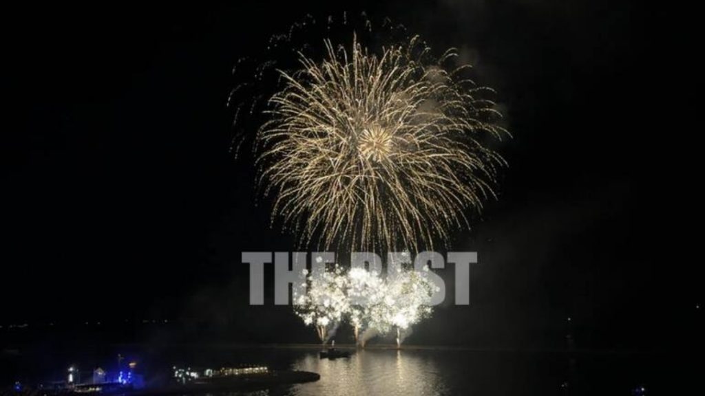 Πατρινό Καρναβάλι 2026: Εικόνες και βίντεο από την εντυπωσιακή τελετή λήξης – Κάηκε ο βασιλιάς καρνάβαλος