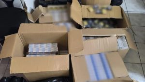 Περιστέρι: Αστυνομικοί της ΔΙΑΣ εντόπισαν αγοραπωλησία λαθραίων τσιγάρων – Οι δράστες κρύφτηκαν στο ψιλικατζίδικο (Εικόνα)