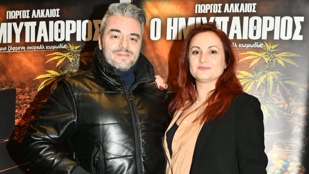 Πέτρος Πολυχρονίδης: Σπάνια βραδινή έξοδος στο θέατρο μαζί με την σύζυγό του, Κατερίνα (pic)