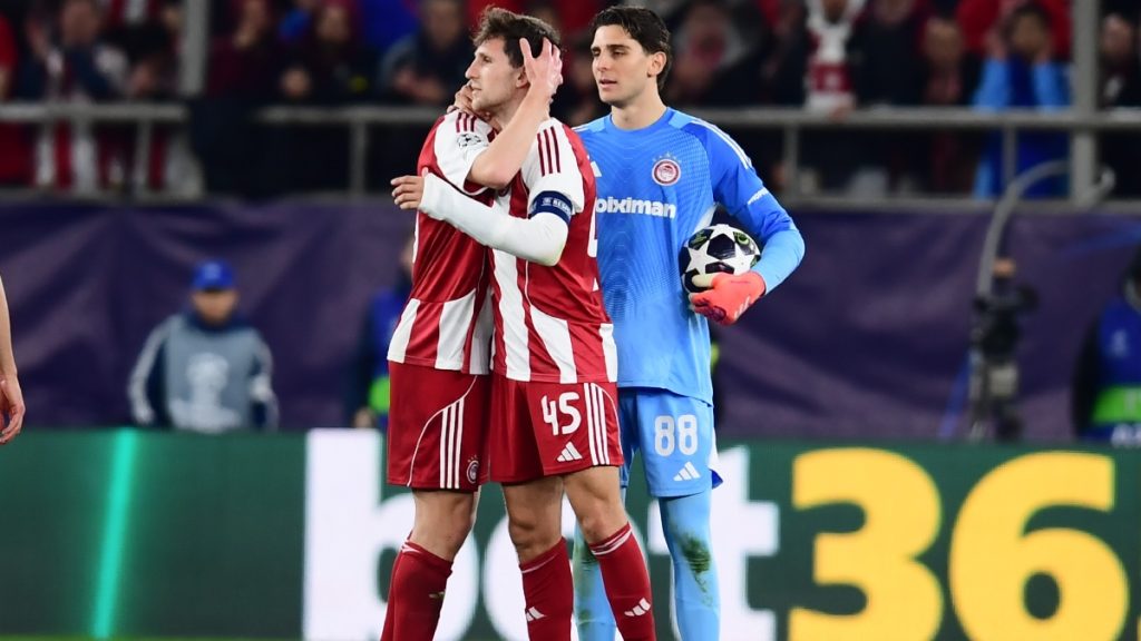 Ολυμπιακός – Λεβερκούζεν: Τρομακτική σύγκρουση ανάμεσα σε Ρέτσο και Πιρόλα – Γέμισαν αίματα οι φανέλες τους (Βίντεο)