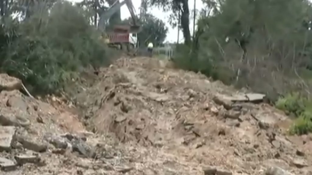 Σοβαρά προβλήματα στον Μύτικα Πρέβεζας από τις κατολισθήσεις – Κλειστός ο παραλιακός δρόμος