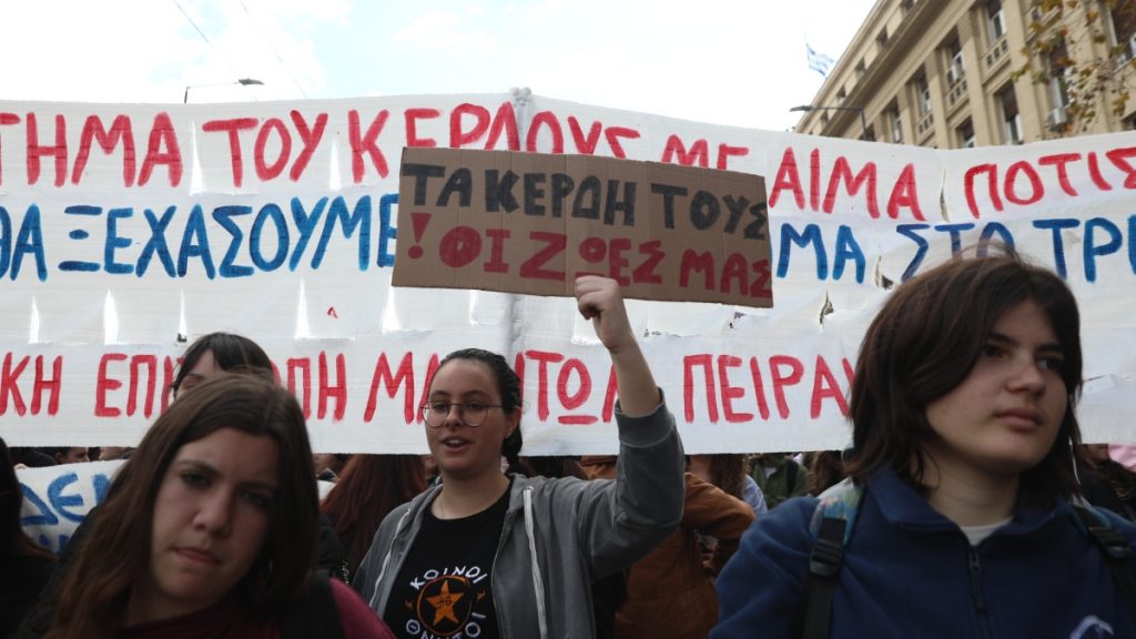 Σε εξέλιξη το συλλαλητήριο για τα Τέμπη στα Προπύλαια – Στους δρόμους μαθητές και φοιτητές (φωτογραφίες)