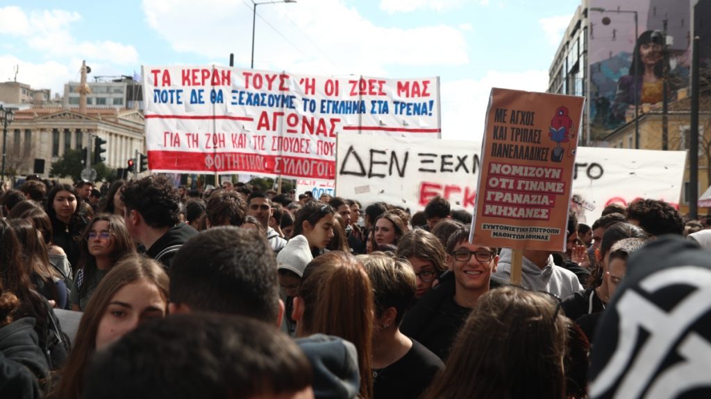 Σε εξέλιξη το συλλαλητήριο για τα Τέμπη στα Προπύλαια – Στους δρόμους μαθητές και φοιτητές (φωτογραφίες)