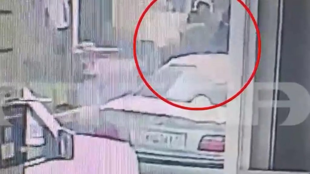 Πύλος: «Ήταν σαν δαιμονισμένος» – Η στιγμή που 25χρονος επιτίθεται με γκλομπ σε κουρέα γιατί δεν του άρεσε το κούρεμα (Βίντεο)