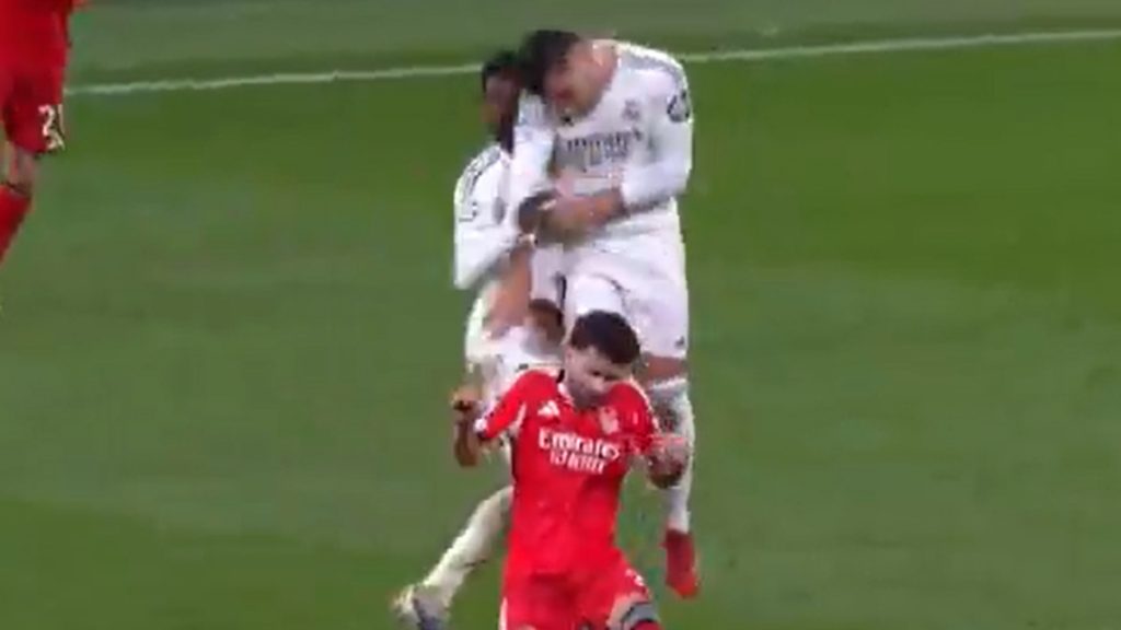 Ανησυχία στην Ρεάλ για τον τραυματισμό του Ασένσιο – Συγκρούστηκε στον αέρα με τον Καμαβινγκά (βίντεο)