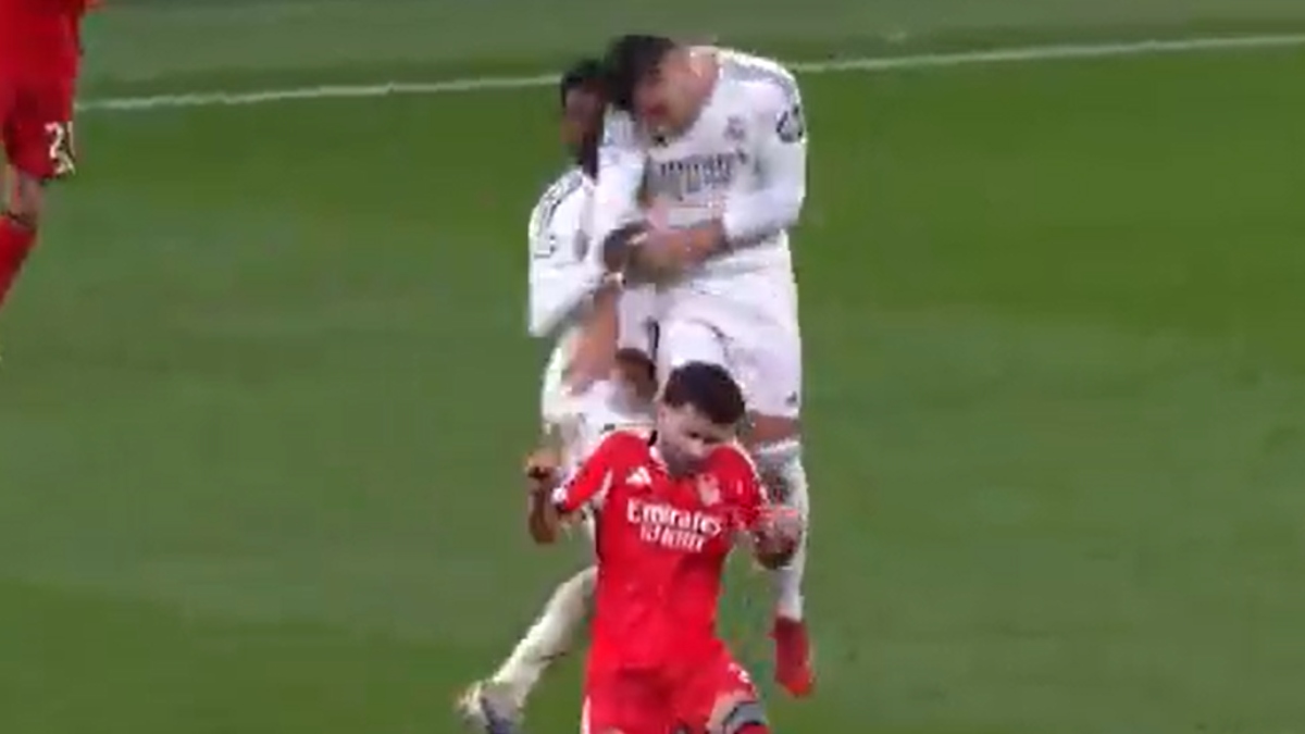 Ανησυχία στην Ρεάλ για τον τραυματισμό του Ασένσιο – Συγκρούστηκε στον αέρα με τον Καμαβινγκά (βίντεο)