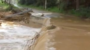 Κακοκαιρία στην Αττική: Ρέμα υπερχείλισε στα Σπάτα, ανησυχία σε Γλυφάδα–Βάρη (Βίντεο)