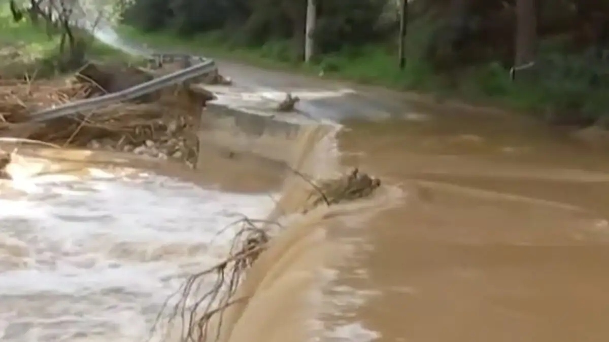 Κακοκαιρία στην Αττική: Ρέμα υπερχείλισε στα Σπάτα, ανησυχία σε Γλυφάδα–Βάρη (Βίντεο)