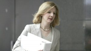 Υπόθεση Έπσταϊν: Παραιτήθηκε η επικεφαλής νομική σύμβουλος της Goldman Sachs – Αποκαλούσε τον χρηματιστή “θείο Τζέφρι”