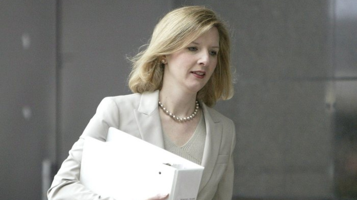 Υπόθεση Έπσταϊν: Παραιτήθηκε η επικεφαλής νομική σύμβουλος της Goldman Sachs – Αποκαλούσε τον χρηματιστή “θείο Τζέφρι”