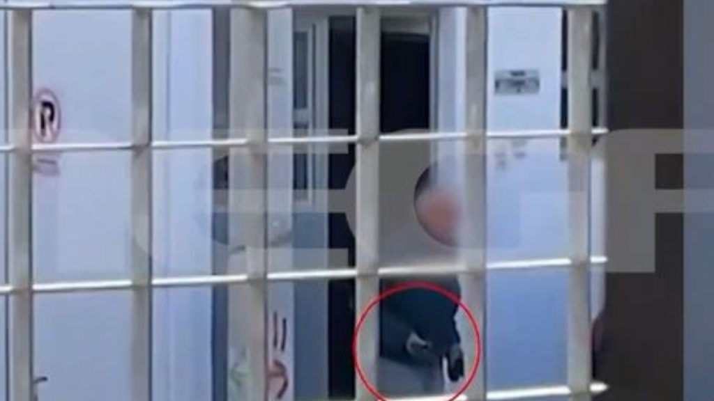Ρέντη: Βίντεο ντοκουμέντο από τη στιγμή που ο ηλικιωμένος απειλεί με πιστόλι μαθητές Γυμνασίου