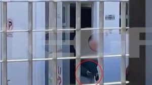 Ρέντη: Βίντεο ντοκουμέντο από τη στιγμή που ο ηλικιωμένος απειλεί με πιστόλι μαθητές Γυμνασίου