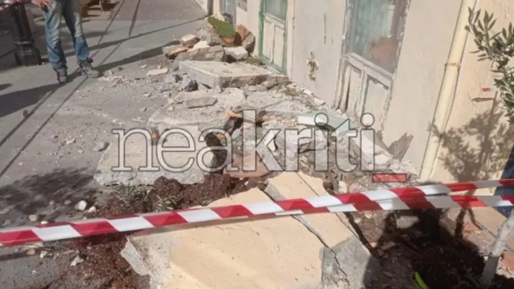 Ρέθυμνο: Κατέρρευσε τμήμα παλιού κτιρίου σε πολυσύχναστο δρόμο – Από τύχη δεν υπήρξε τραυματισμός (βίντεο+φωτογραφίες)