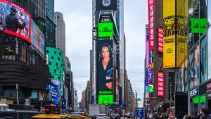 Ρία Ελληνίδου: Φιγουράρει στην Times Square με τη νέα της επιτυχία «Εξηγήστε Μου»