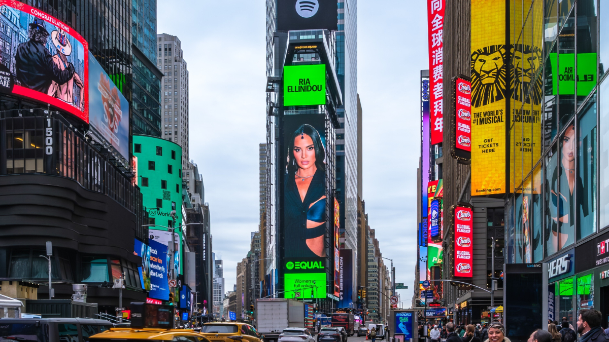 Ρία Ελληνίδου: Φιγουράρει στην Times Square με τη νέα της επιτυχία «Εξηγήστε Μου»