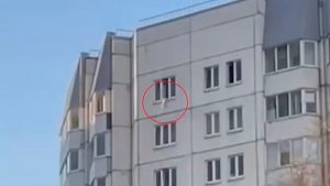 Ρωσία: Βρέφος έπεσε στο κενό από ύψος 33 μέτρων – Το έπιασαν νοσοκόμες με ένα παλτό (βίντεο)