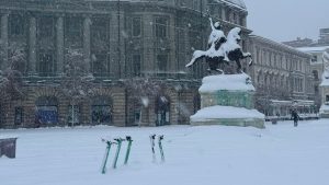 Ρουμανία: Καθηλωμένα αεροπλάνα και κλειστοί δρόμοι από τις ισχυρές χιονοπτώσεις (Εικόνες & Βίντεο)