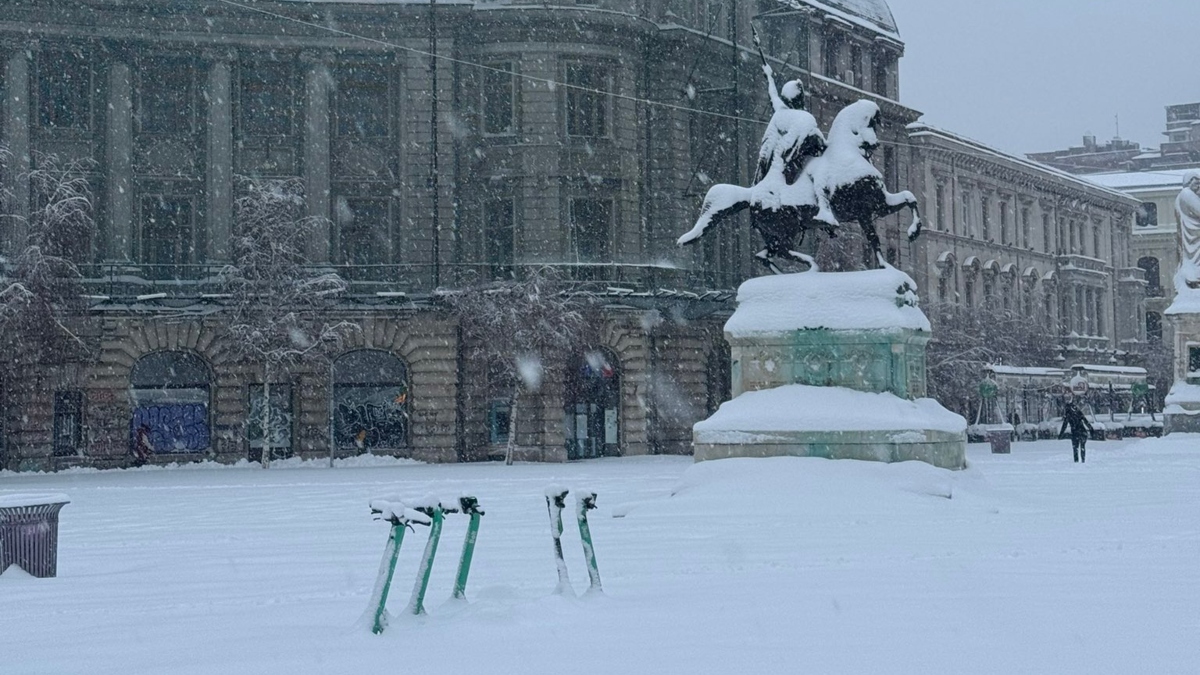Ρουμανία: Καθηλωμένα αεροπλάνα και κλειστοί δρόμοι από τις ισχυρές χιονοπτώσεις (Εικόνες & Βίντεο)