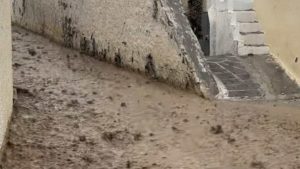 Σαντορίνη: Το νερό… κατέλαβε τους δρόμους λόγω κακοκαιρίας