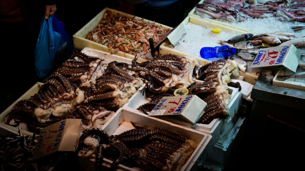 “Αλμυρό” το φετινό σαρακοστιανό τραπέζι: Ακριβότερο έως και 30% – “Εκτοξεύθηκαν” οι τιμές στα θαλασσινά και στη λαγάνα