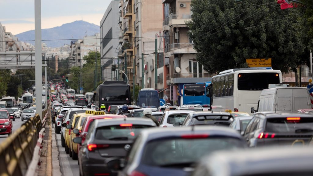 Μποτιλιάρισμα στη Συγγρού λόγω θραύσης αγωγού ύδρευσης