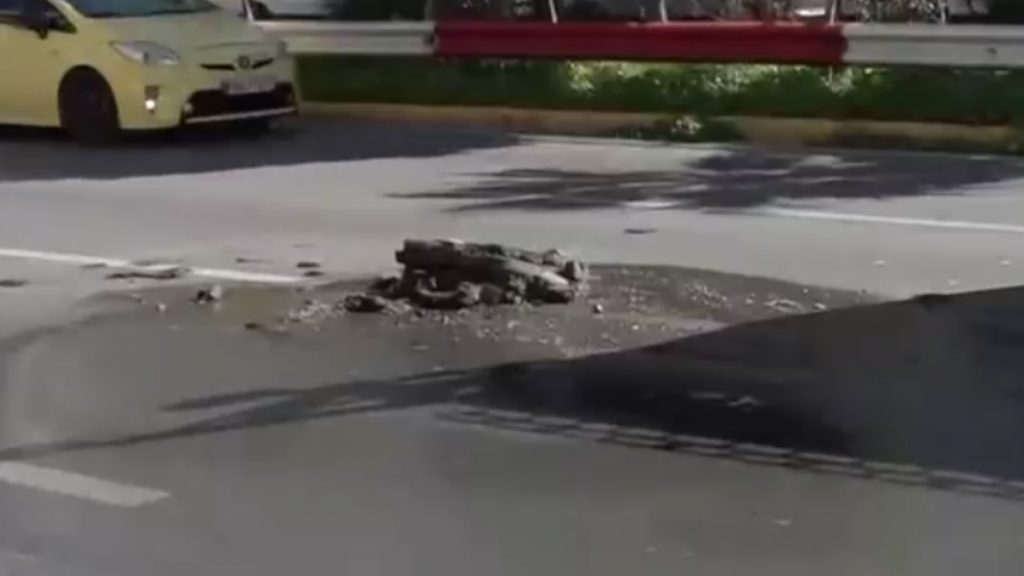 Άνοιξε τρύπα στη μέση της Συγγρού ύστερα από θραύση αγωγού – Μποτιλιάρισμα και δυσοσμία (βίντεο)