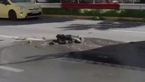 Άνοιξε τρύπα στη μέση της Συγγρού ύστερα από θραύση αγωγού – Μποτιλιάρισμα και δυσοσμία (βίντεο)