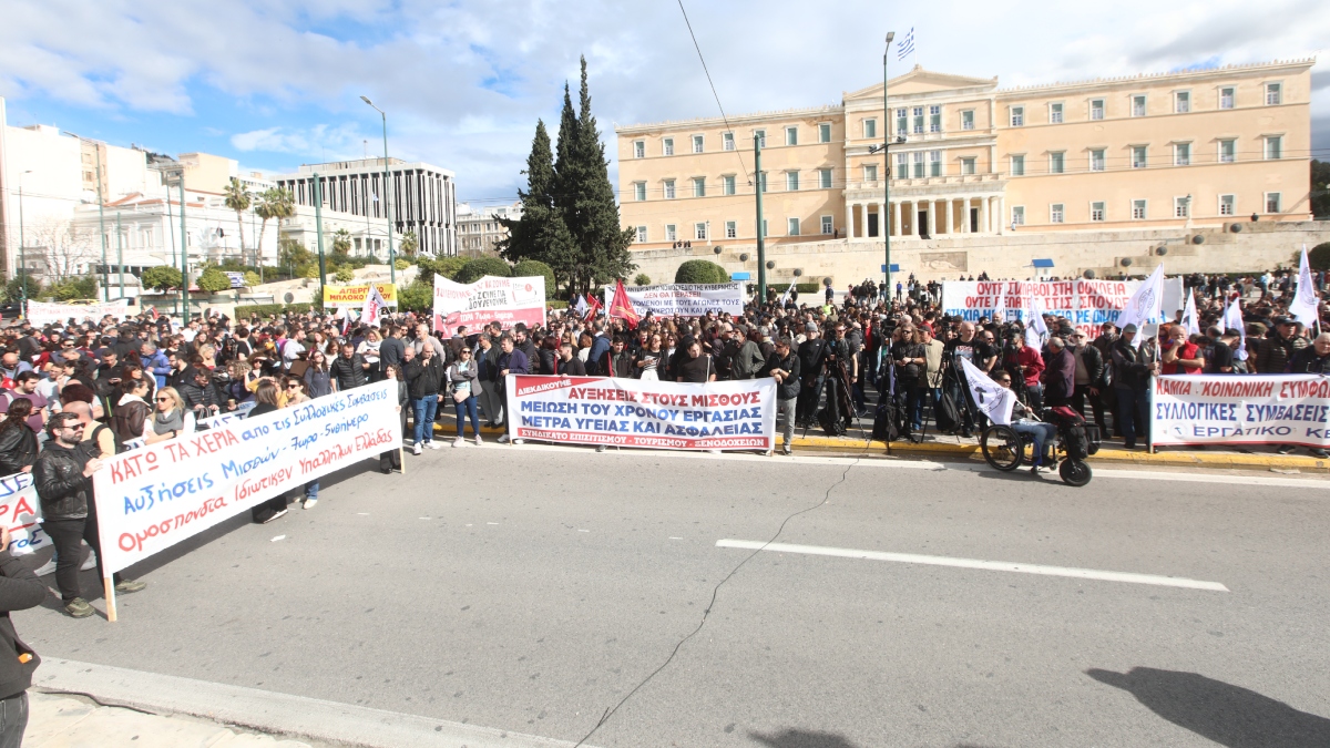 Συγκέντρωση των εργατικών κέντρων της Αθήνας στο Σύνταγμα – “Οι δικές μας ανάγκες πάνω από τα κέρδη των λίγων”