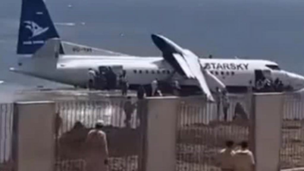 Σομαλία: Αεροπλάνο της StarSky με 55 επιβάτες έπεσε στη θάλασσα – Δείτε την σοκαριστική εικόνα (βίντεο)