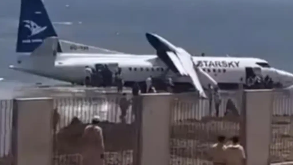 Σομαλία: Αεροπλάνο της StarSky με 55 επιβάτες έπεσε στη θάλασσα – Δείτε την σοκαριστική εικόνα (βίντεο)