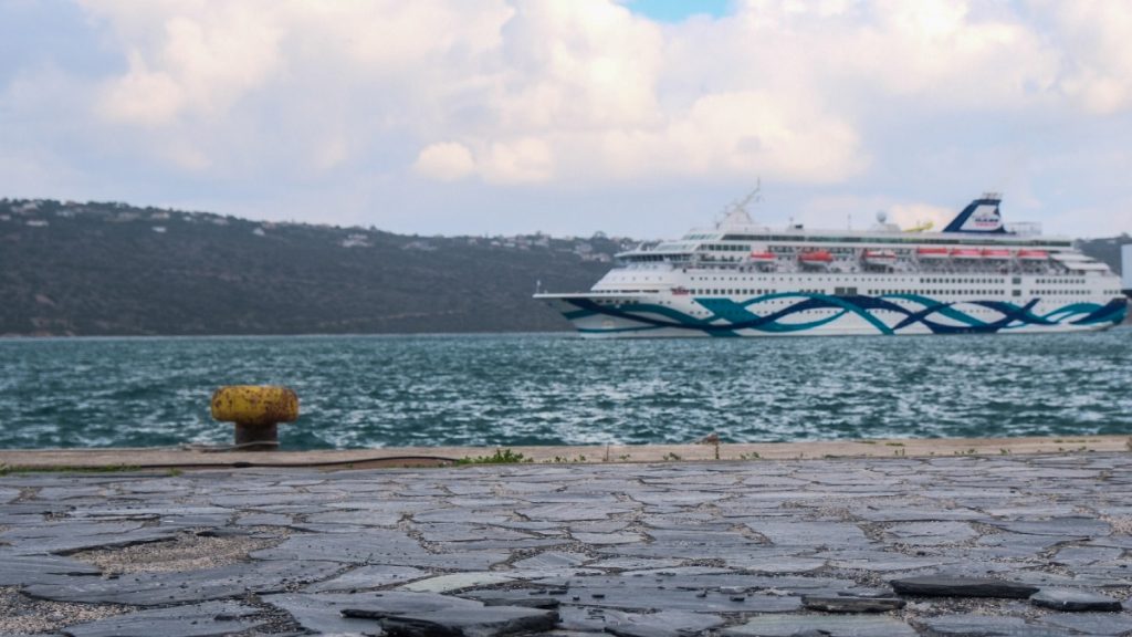 Χανιά: 18χρονος έκανε “κόλπα” με το όχημα του στο λιμάνι της Σούδας για να αποχαιρετήσει φίλο του