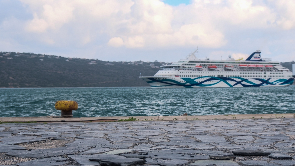 Χανιά: 18χρονος έκανε “κόλπα” με το όχημα του στο λιμάνι της Σούδας για να αποχαιρετήσει φίλο του