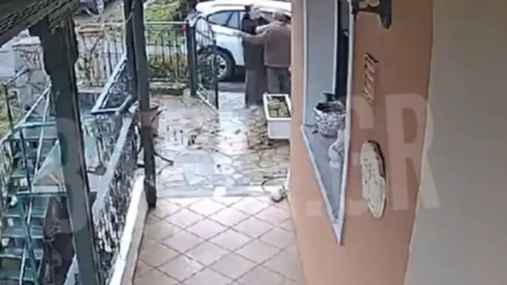 Βίντεο από τη σπείρα που είχε ρημάξει σπίτια κι αυτοκίνητα – Ρομά αγκαλιάζει ηλικιωμένο και του κλέβει αλυσίδα από τον λαιμό