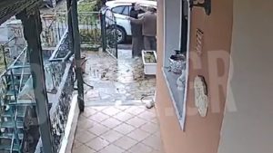 Βίντεο από τη σπείρα που είχε ρημάξει σπίτια κι αυτοκίνητα – Ρομά αγκαλιάζει ηλικιωμένο και του κλέβει αλυσίδα από τον λαιμό