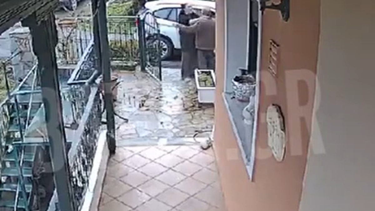 Βίντεο από τη σπείρα που είχε ρημάξει σπίτια κι αυτοκίνητα – Ρομά αγκαλιάζει ηλικιωμένο και του κλέβει αλυσίδα από τον λαιμό