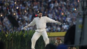 Bad Bunny: Πώς κατάφερε να γίνει το απόλυτο pop φαινόμενο της εποχής χωρίς να τραγουδά στα αγγλικά