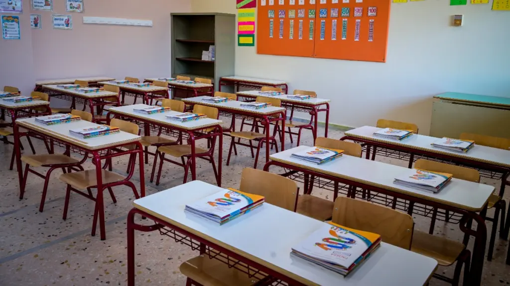 Τρίκαλα: Γιαγιά πήγε να πάρει τους βαθμούς του εγγονού της κι επιτέθηκε φραστικά στον  διευθυντή του σχολείου