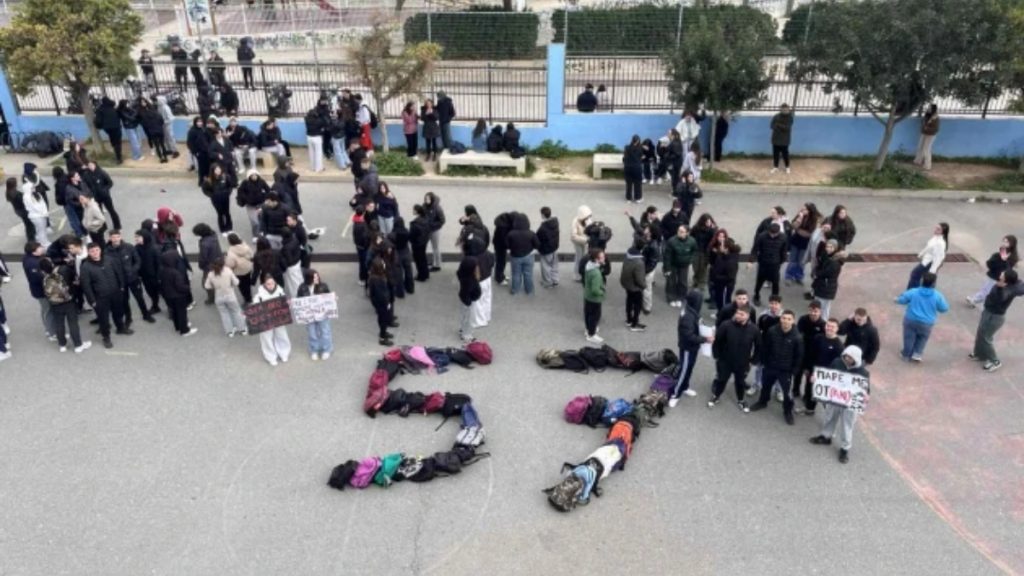 Σε κατάληψη σχολεία σε Λαμία και Φθιώτιδα για τα Τέμπη – Κινητοποιήσεις μαθητών και στο Ηράκλειο (φωτογραφίες)