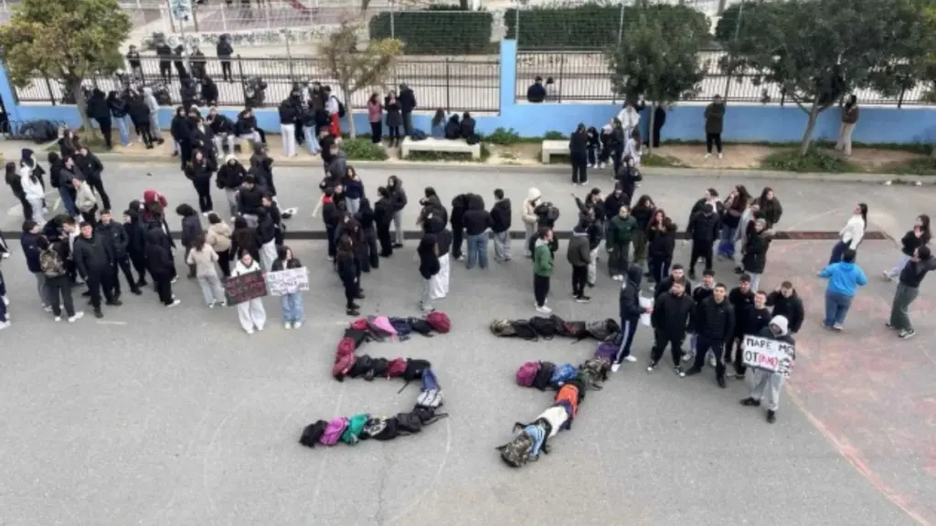 Σε κατάληψη σχολεία σε Λαμία και Φθιώτιδα για τα Τέμπη – Κινητοποιήσεις μαθητών και στο Ηράκλειο (φωτογραφίες)