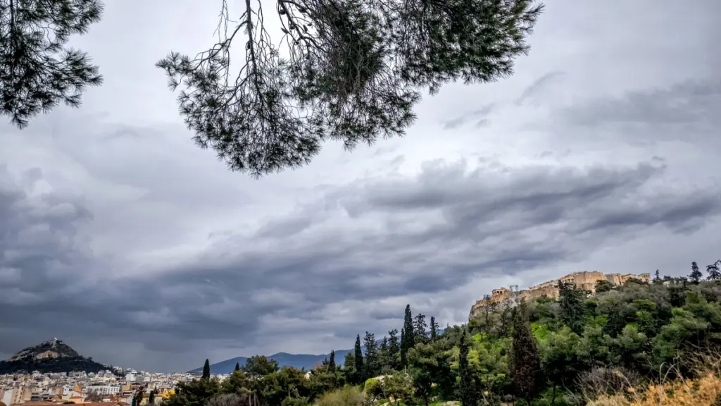 Καιρός: Μουντό σκηνικό με συννεφιά στο μεγαλύτερο μέρος της χώρας το Σάββατο – Βροχές και καταιγίδες στα δυτικά