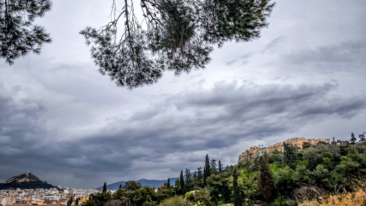 Καιρός: Μουντό σκηνικό με συννεφιά στο μεγαλύτερο μέρος της χώρας το Σάββατο – Βροχές και καταιγίδες στα δυτικά