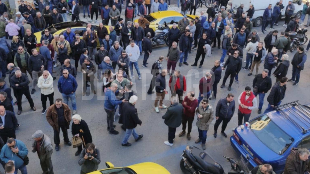 Απεργία ταξί: Συγκέντρωση των οδηγών έξω από τα γραφεία του ΣΑΤΑ (φωτογραφίες)