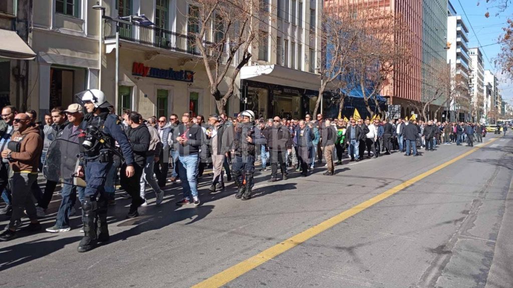 Απεργία ταξί: Πορεία των οδηγών προς το Μέγαρο Μαξίμου – Δείτε φωτογραφίες